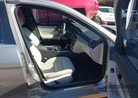 2014 Mercedes-Benz C 250 Sport z USA, uszkodzony, nr VIN WDDGF4HB3EG222112